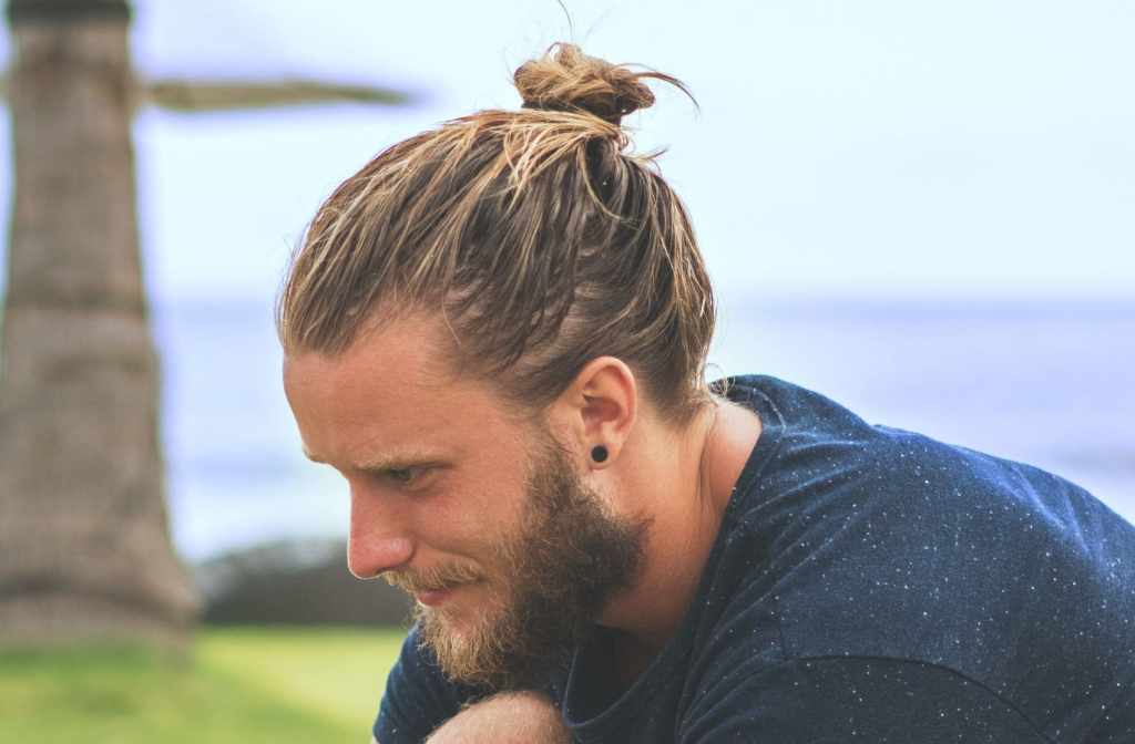 Le dégarnissement des tempes et le recul de la ligne frontale : Signe de calvitie ou phénomène naturel&nbsp;?