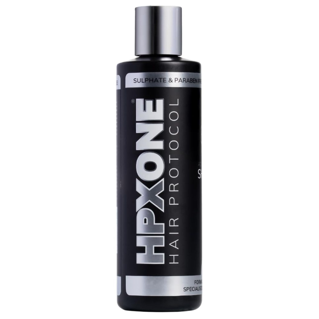 "Shampoing HPXONE Hair Protocol sans sulfates ni parabènes, enrichi en caféine, ortie et huile de ricin pour renforcer les racines et stimuler la pousse."